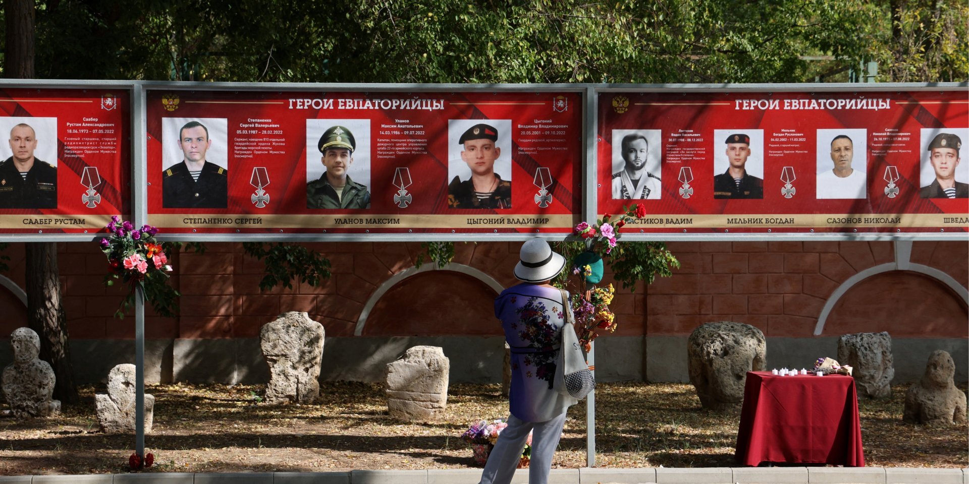 A woman in front of the memorial to the Russian occupiers in Yevpatoriya (Photo: REUTERS/Alexey Pavlishak)
