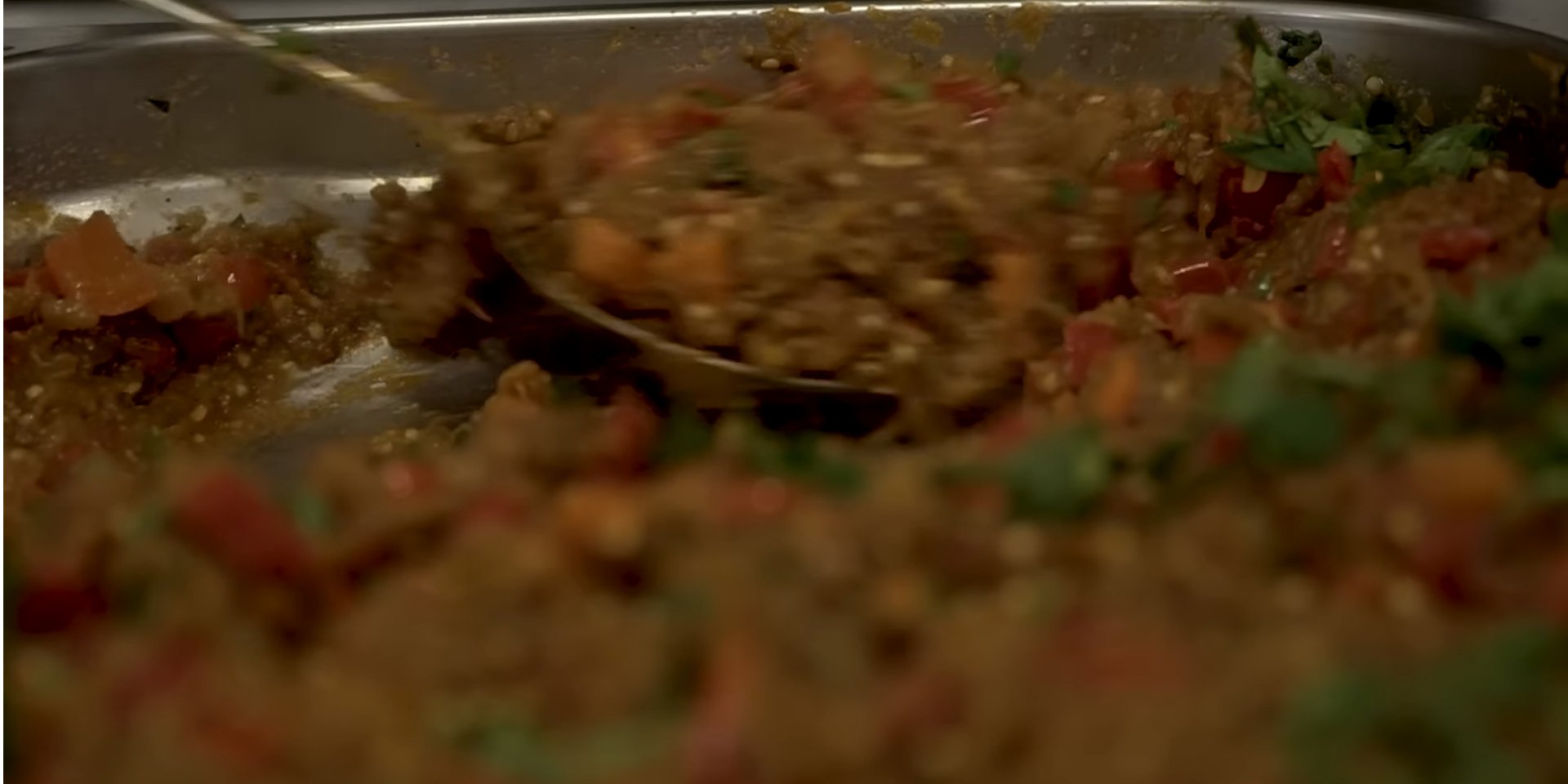 Очень вкусная и сочная икра из баклажанов чрезвычайно вкусная и сочная (Фото: Волонтерская кухня)