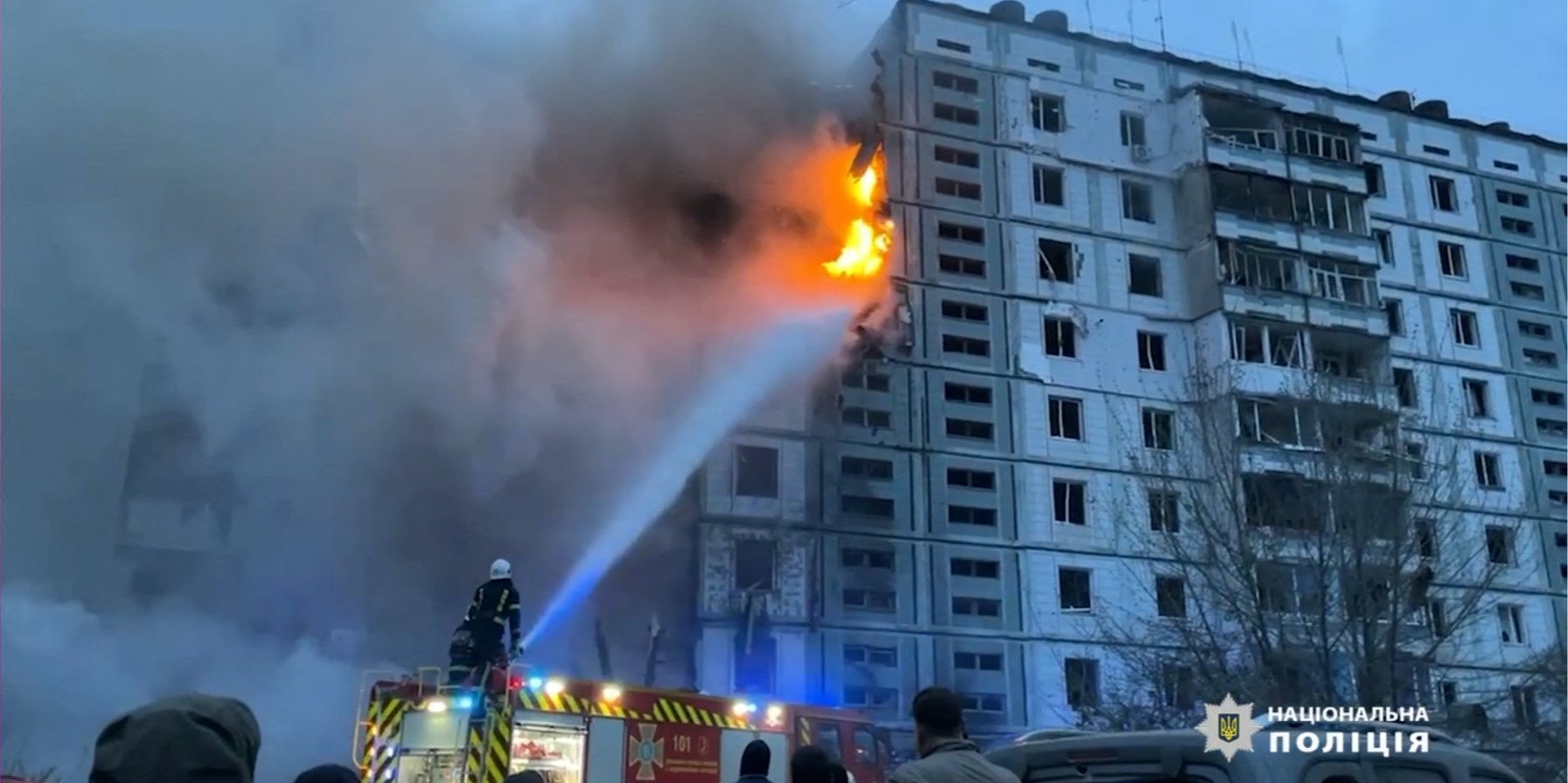 У ніч на п’ятницю, 28 квітня, російська ракета влучила в&nbsp;житловий багатоповерховий будинок в&nbsp;Умані Черкаської області (Фото: National Police of&nbsp;Ukraine/Handout via REUTERS)