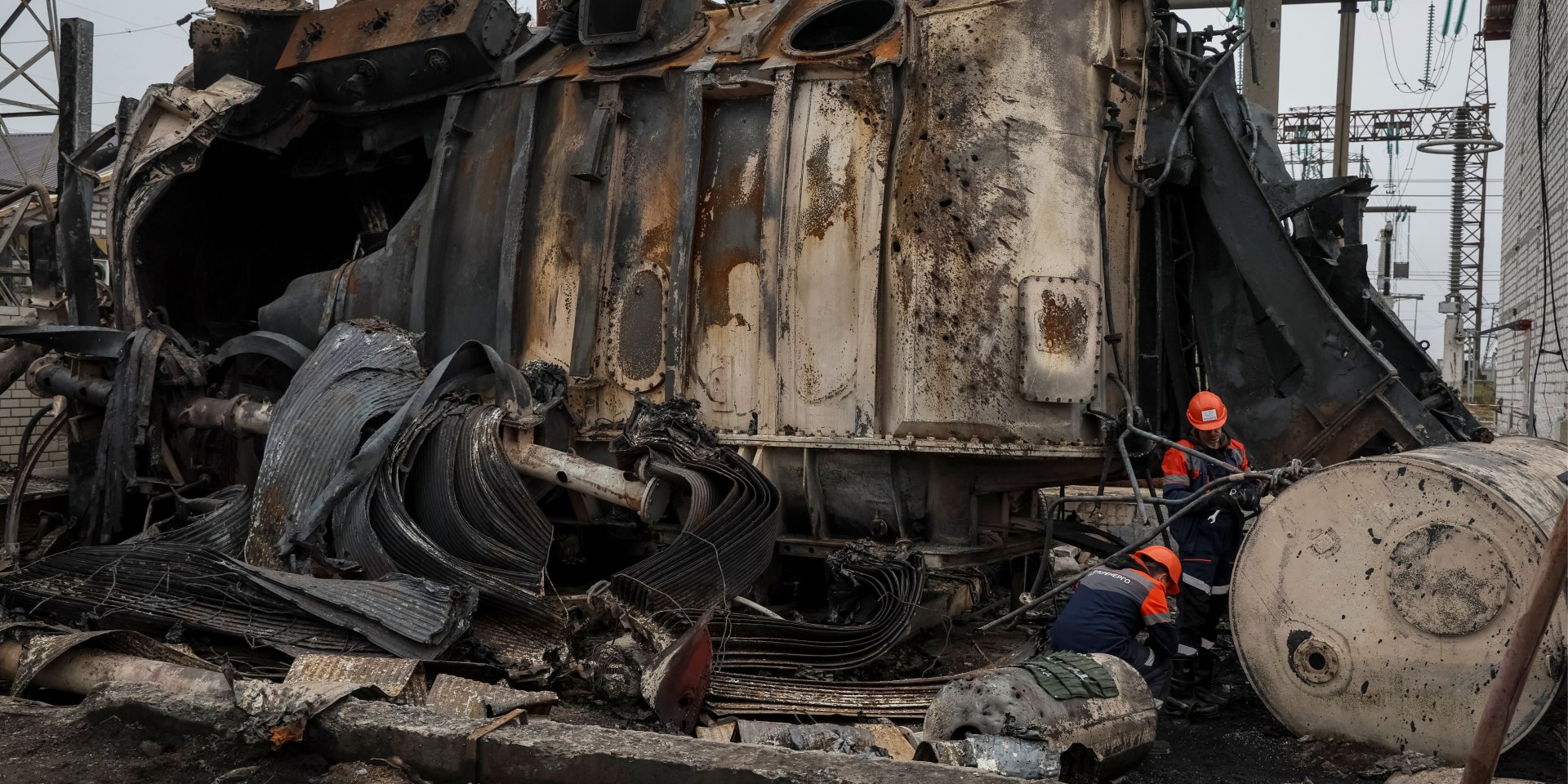 Workers at one of the Ukrainian substations damaged by Russian strikes, November 2022 (Photo: REUTERS/Gleb Garanich)