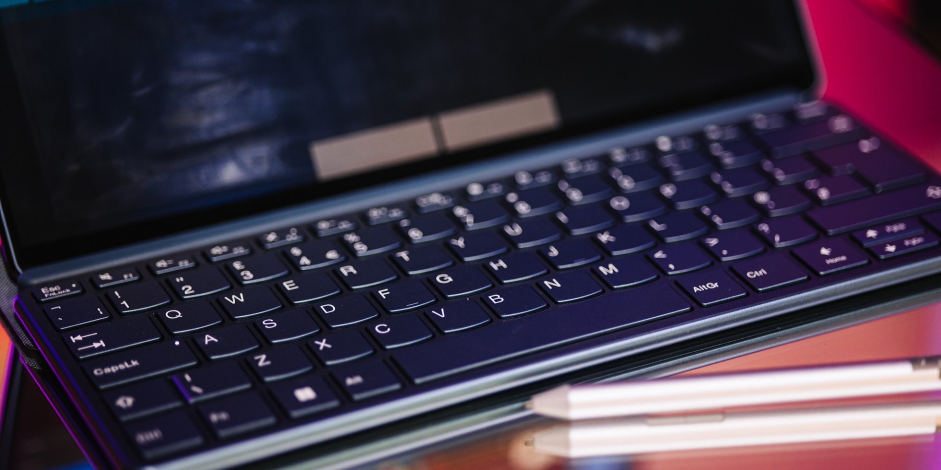 Первый в мире ноутбук с двумя полноразмерными OLED-дисплеями: прихоть или необходимость для современной жизни? - фото