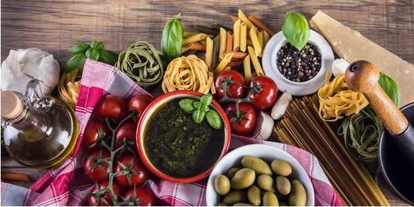 Салат Капрезе (Фото: eatingwell/GREG DUPREE)