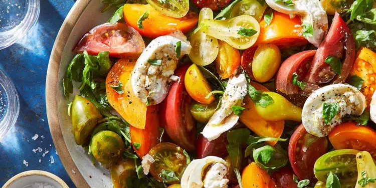 Салат Капрезе (Фото: eatingwell/GREG DUPREE)