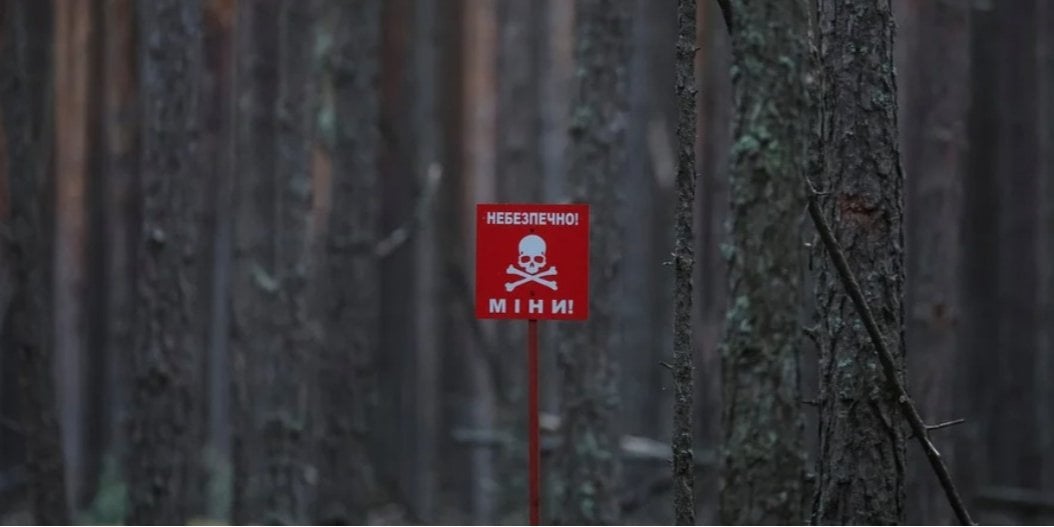 Warning about mining of the territory in Zhytomyr Oblast (Photo: REUTERS/Gleb Garanich)