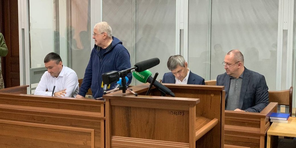 Ігор Коломойський (стоїть) на&nbsp;судовому засіданні 24 жовтня 2023 року (Фото: Влада Прізова/Суспільне)
