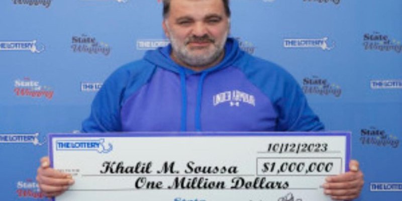 Мужчина случайно нашел выигрышный лотерейный билет (Фото: Massachusetts State Lottery)