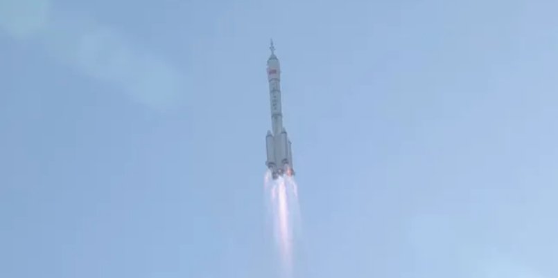 Ракета Long March 2 °F запускает китайскую миссию Шэньчжоу-17 (Фото: CCTV)