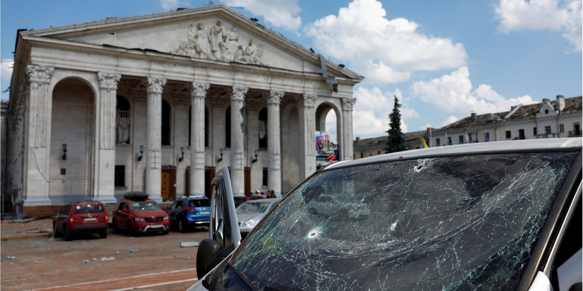 Consequences of a missile attack on the center of Chernihiv (Photo: REUTERS/Valentyn Ogirenko)