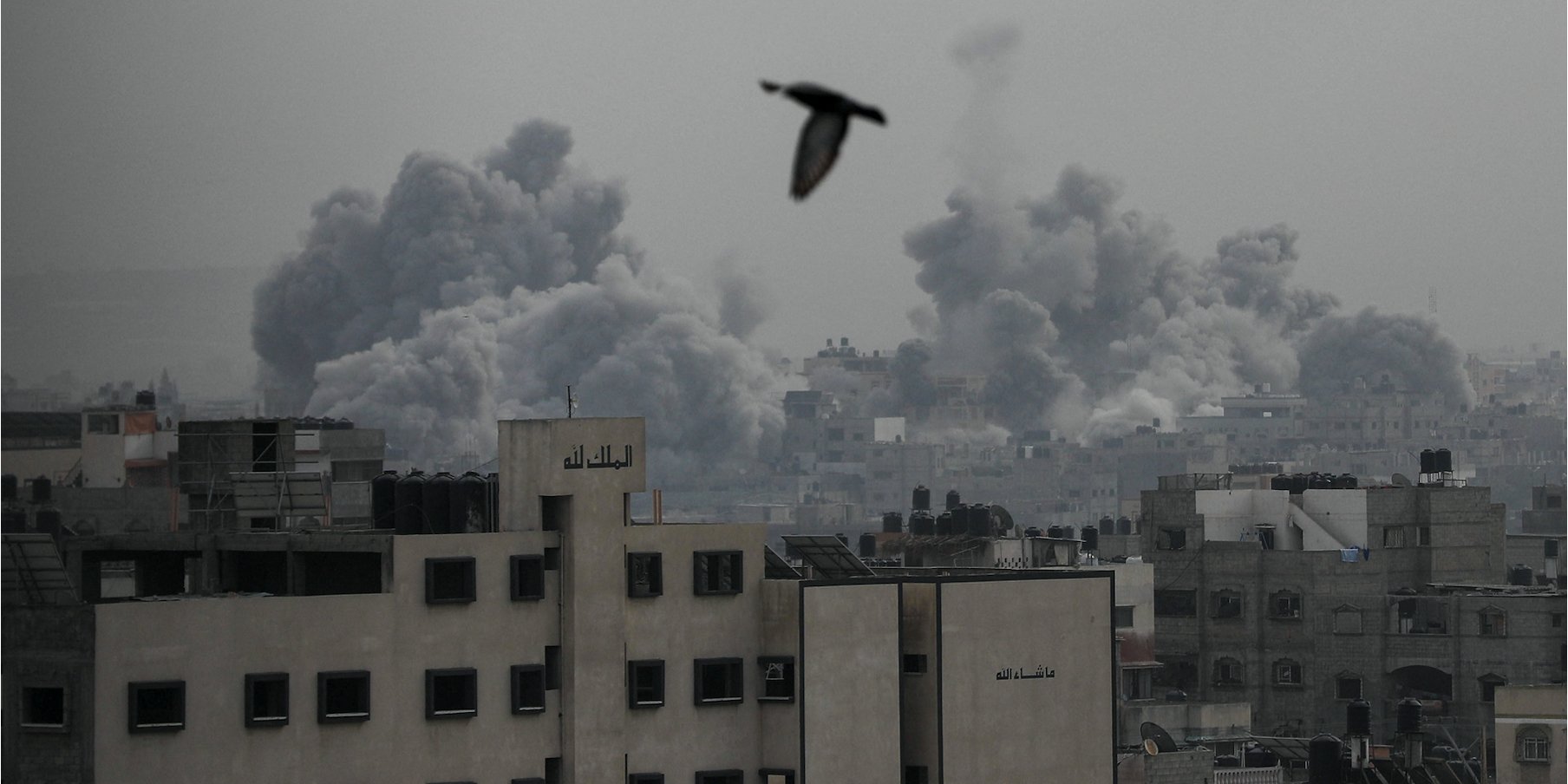 В Газе поднимаются клубы дыма после израильских ударов (Фото: REUTERS/Yasser Qudih)
