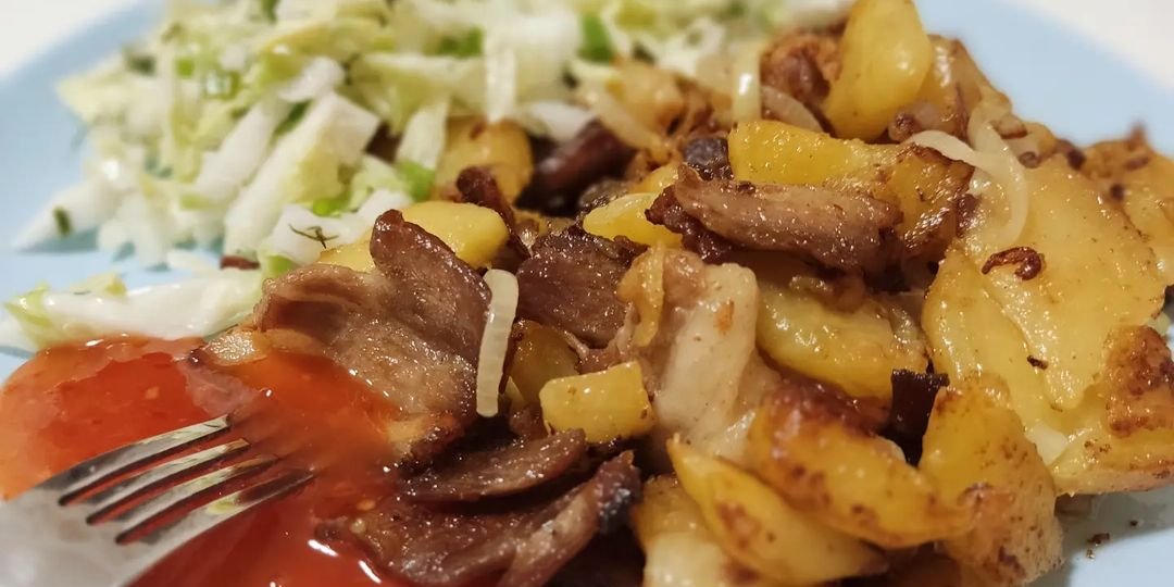 Очень вкусная, сытная и ароматная жареная картошка от шефа (Фото: petersnitko / instagram)