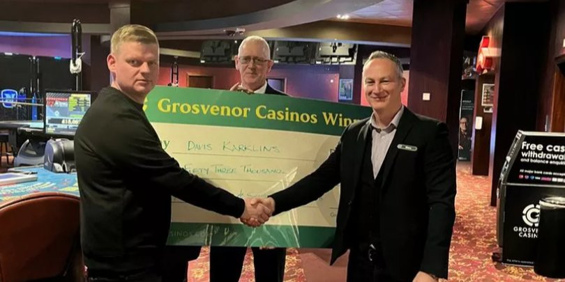 Мужчина выиграл мегаприз в казино Grosvenor в Абердине (Фото: Grosvenor Casino)