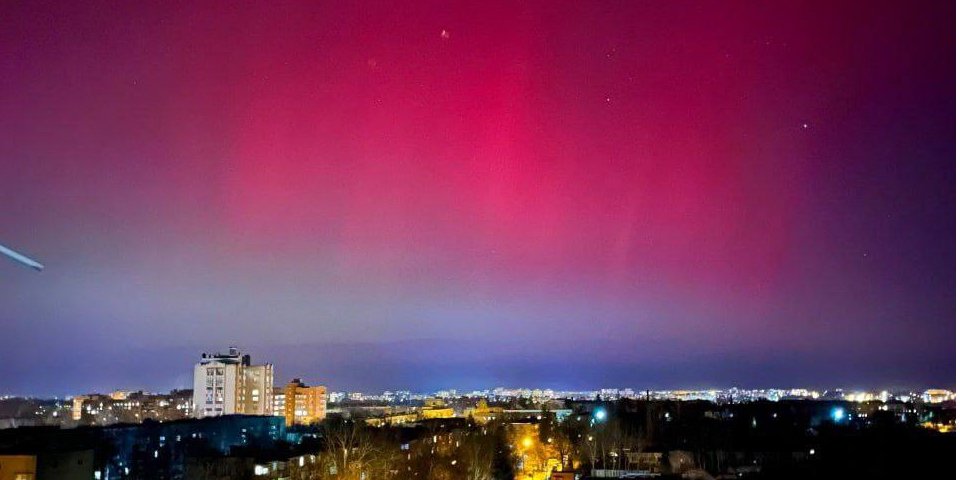 Полярное сияние в небе над Украиной (Фото: ✙ Ukraine News UP ✙/Х)