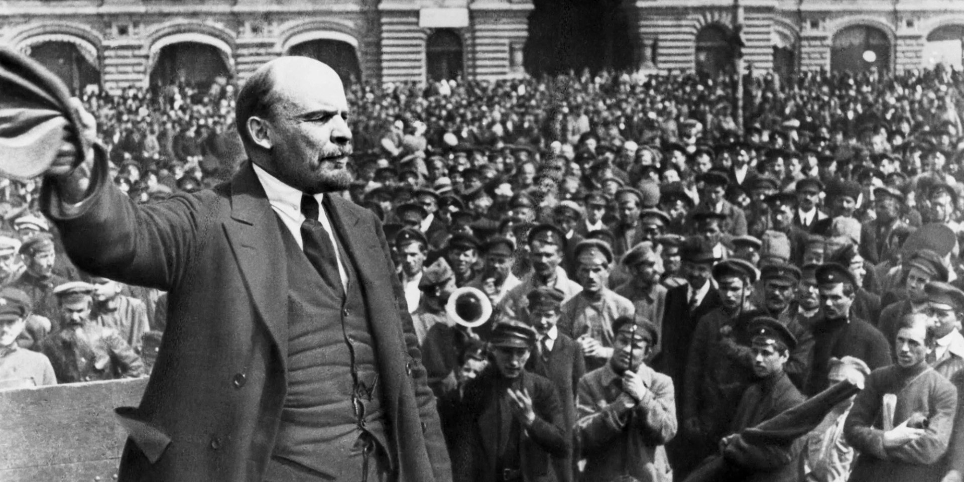Ленін звертається до&nbsp;натовпу на&nbsp;Червоній площі в&nbsp;Москві 26 жовтня 1917 року, наступного дня після штурму Зимового палацу в&nbsp;Петрограді. Це&nbsp;ознаменувало захоплення влади більшовиками (Фото: DM)