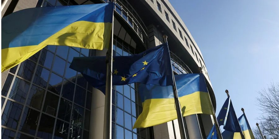 Flags of the European Union and Ukraine in front of the European Parliament building in Brussels, February 28, 2022 (Photo: REUTERS/Yves Herman)