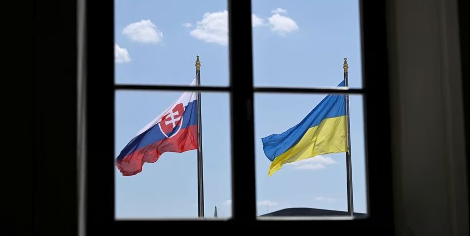 Flags of Slovakia and Ukraine (Photo: REUTERS/Radovan Stoklasa)