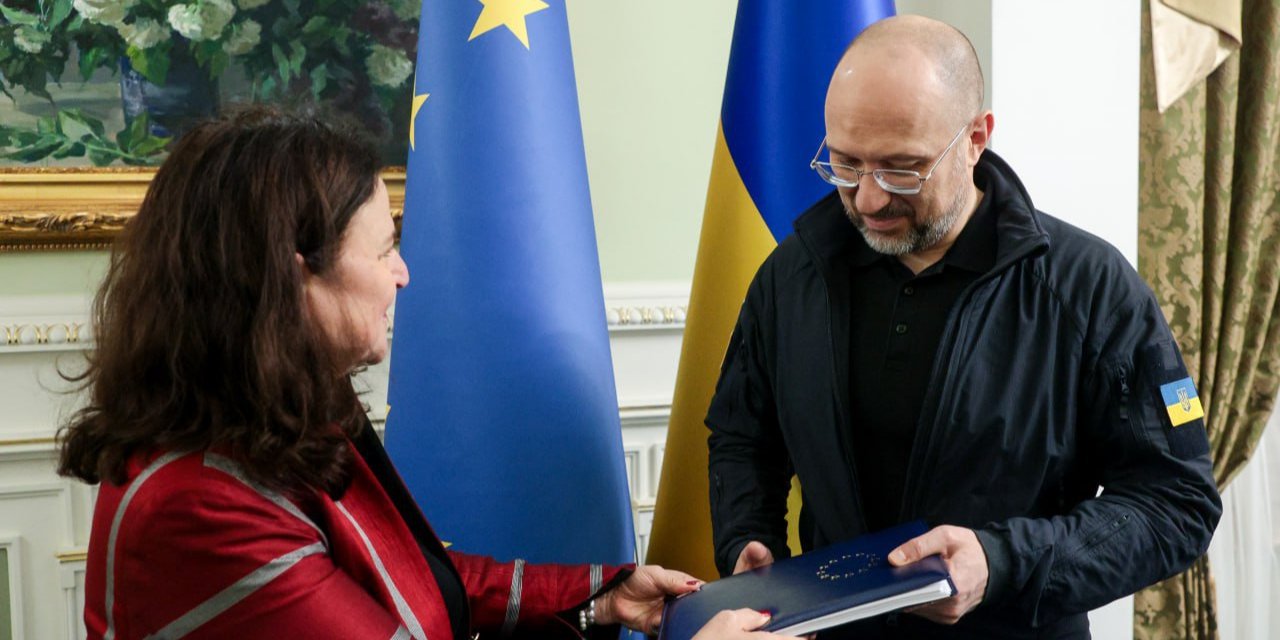 Katarina Maternova and Denys Shmyhal, November 8, 2023 (Photo: Денис Шмигаль Прем'єр-міністр України / Telegram)