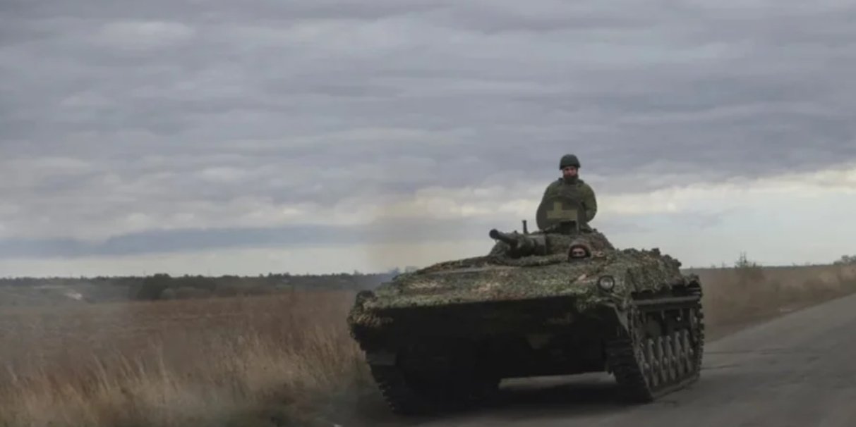 Українські військовослужбовці їдуть дорогою на&nbsp;БМП-1 біля лінії фронту (Фото: REUTERS/Yevhen Titov)