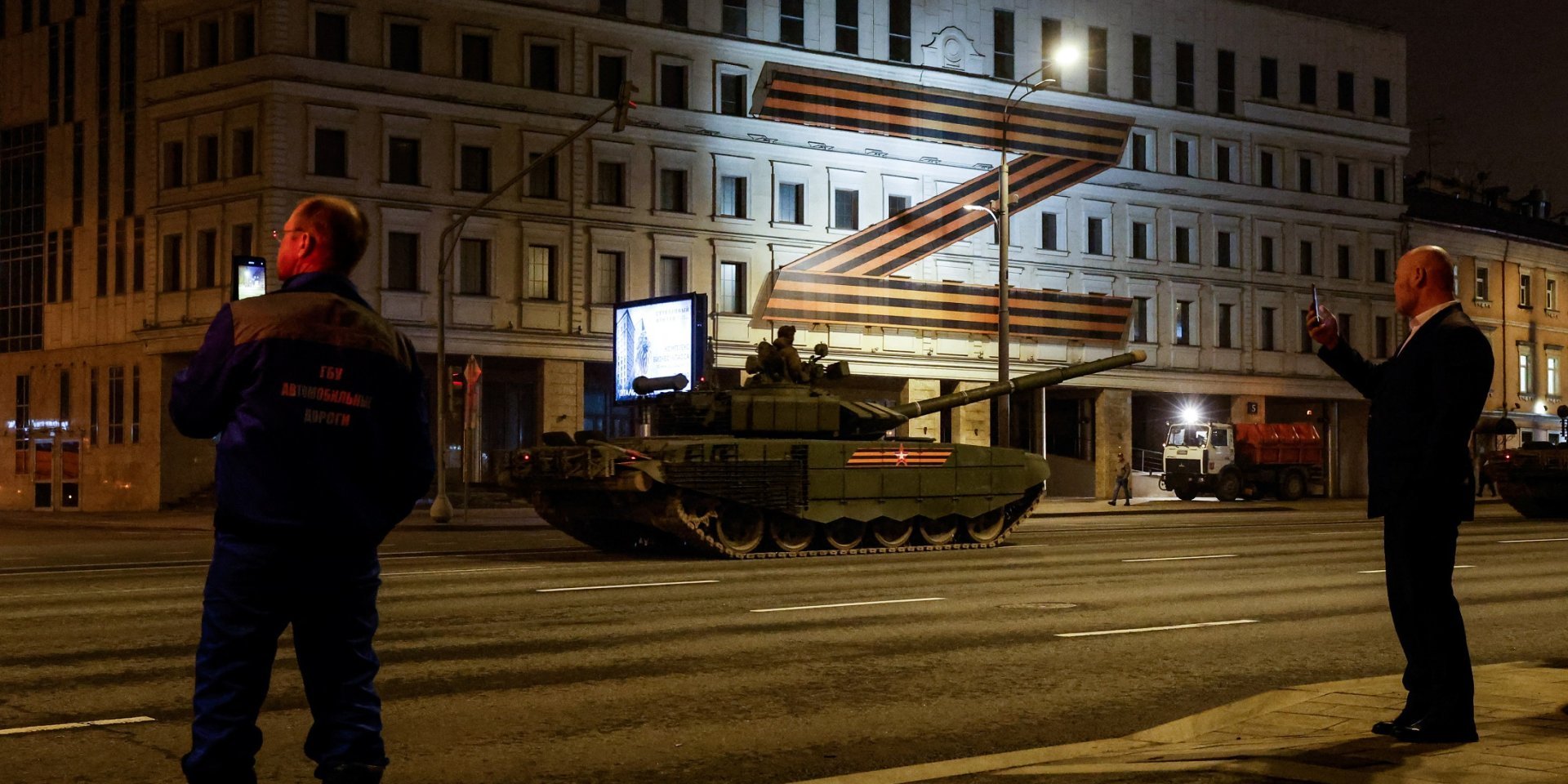 On the streets of Moscow, people take pictures of Russian military equipment being moved to the city to take part in the May 9 parade, April 21, 2022 (Photo: REUTERS/Maxim Shemetov)