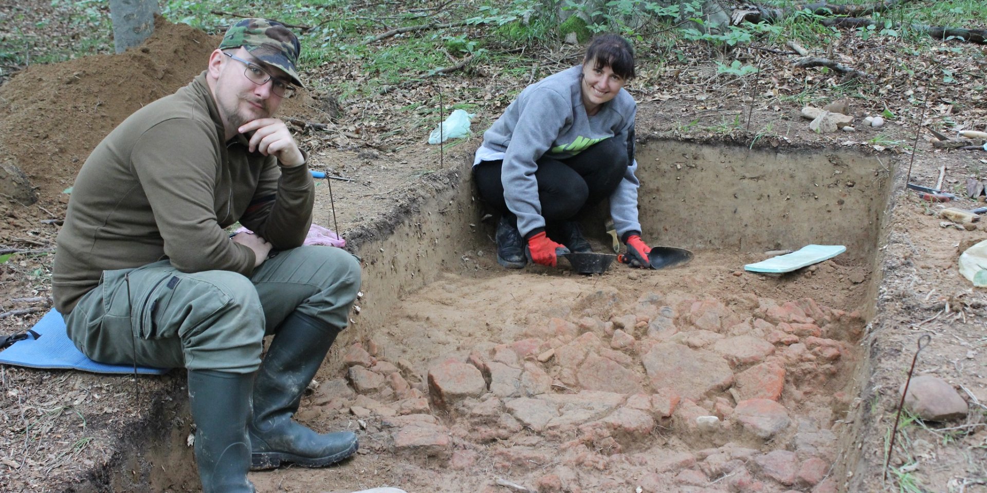 Археологи на місці розкопок (Фото: Відділ археології Інституту українознавства ім. І. Крип’якевича НАН України/facebook)