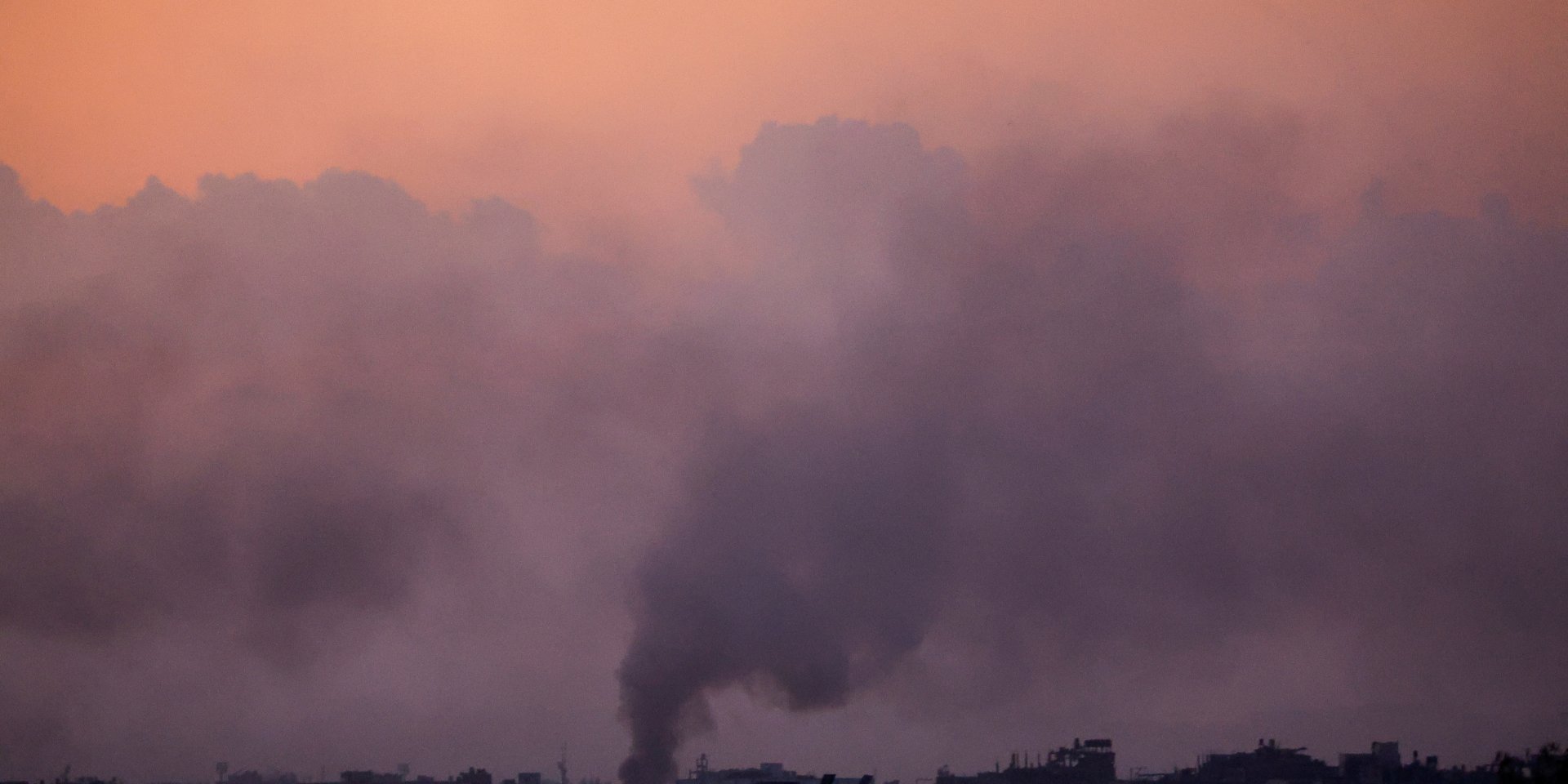 Дим над сектором Гази (Фото: REUTERS/Alexander Ermochenko)