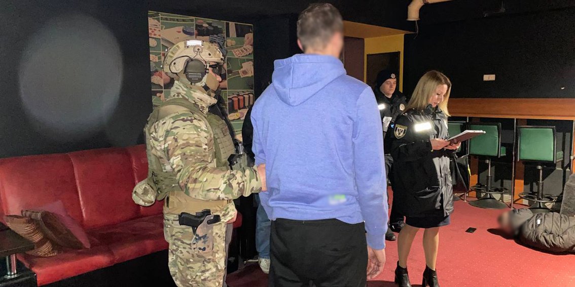 Під час обшуків правоохоронці вилучили обладнання, яке забезпечувало діяльність нелегального казино (Фото: cn.npu.gov.ua)