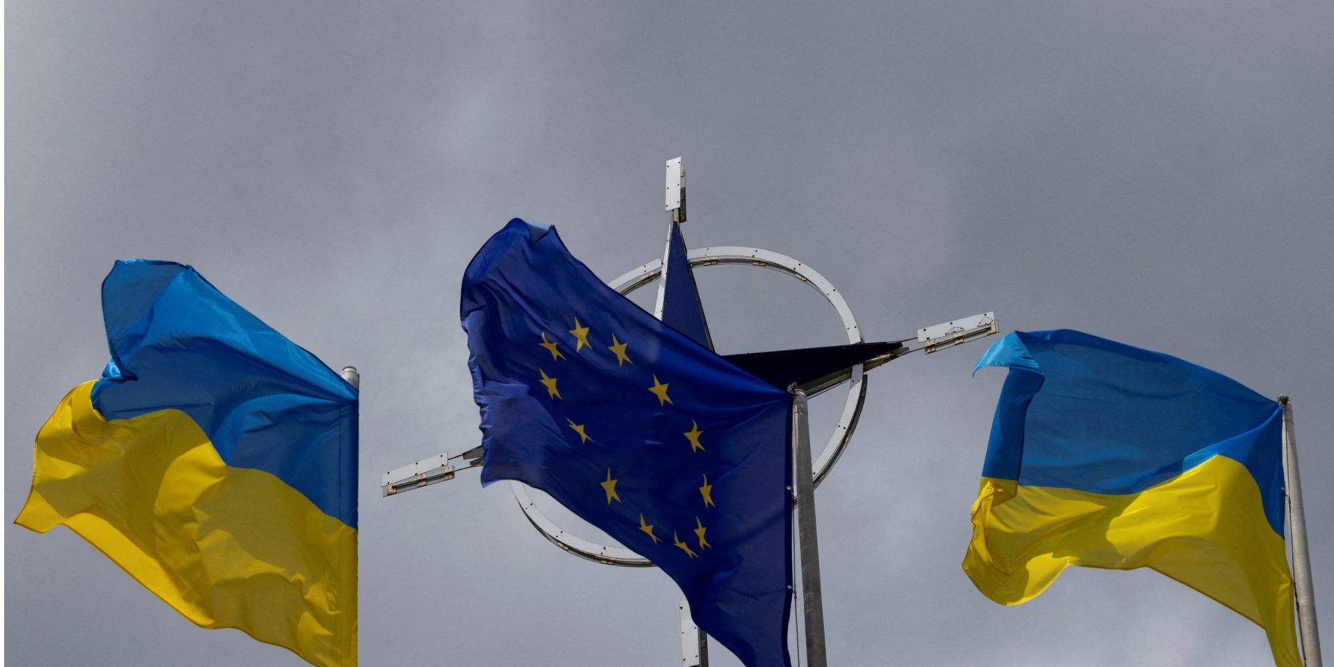 Прапори України та&nbsp;НАТО (Фото: REUTERS/Valentyn Ogirenko/File Photo)