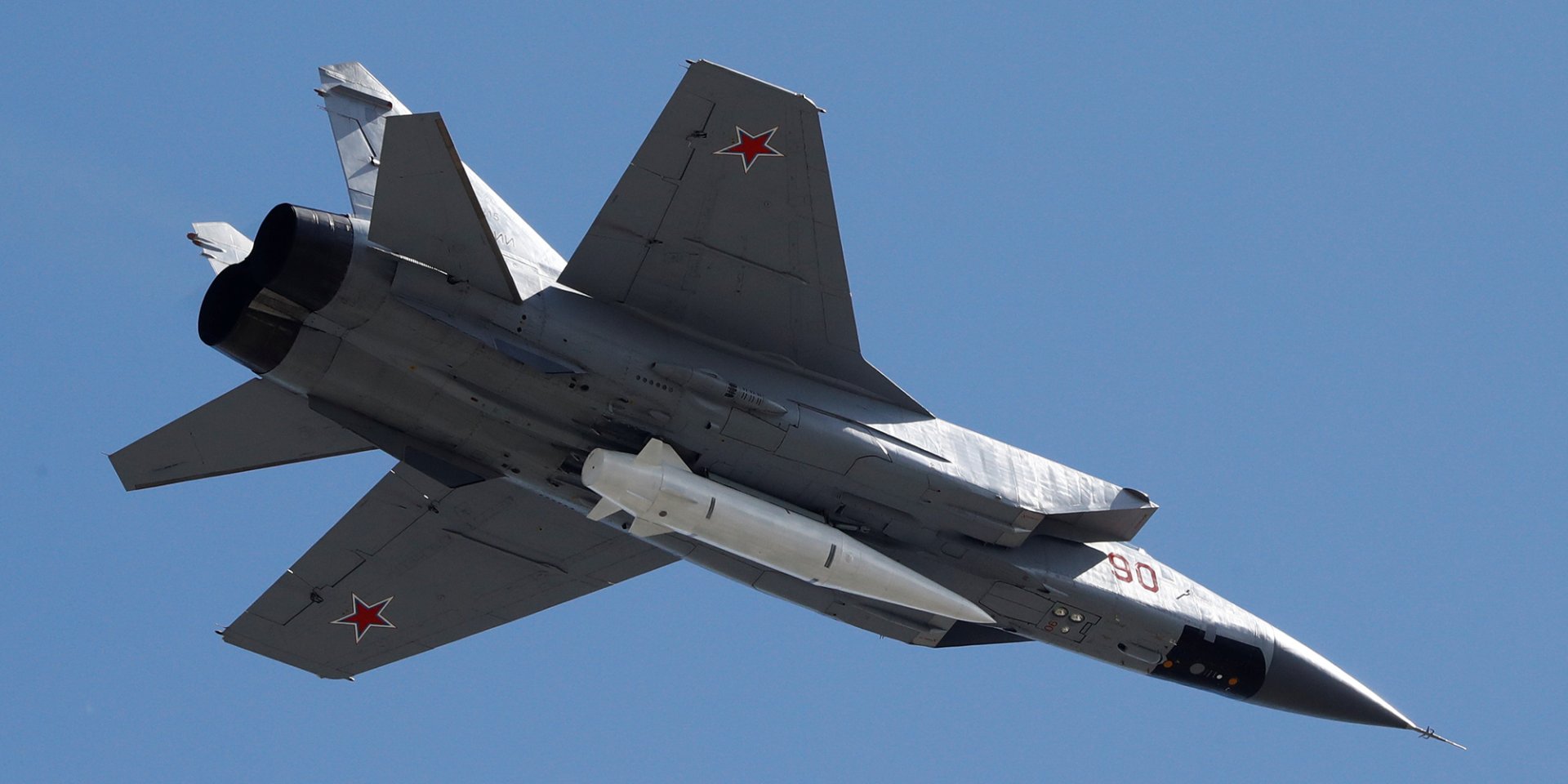Після того, як&nbsp;у&nbsp;небо підіймається російський МіГ-31К, по&nbsp;всій Україні оголошується повітряна тривога, а&nbsp;частина економіки призупиняє роботу (Фото: REUTERS)