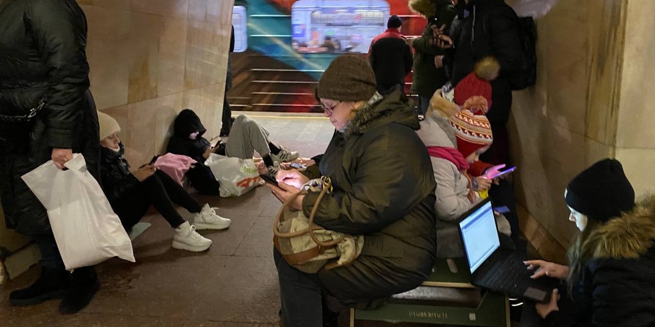 People hide in the subway during a Russian missile attack (Photo: Kyiv subway)