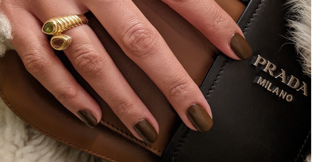 Стильный маникюр шоколадного оттенка для зимы 2023−2024 (Фото: instagram/paintboxnails)