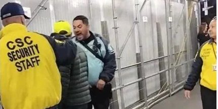 Офіцери приватної служби безпеки кричать на чоловіка за те, що він зупинився, щоб подивитися на Гран-прі Формули-1 Лас-Вегаса з пішохідного мосту минулої суботи (Фото: TikTok/@beianford)