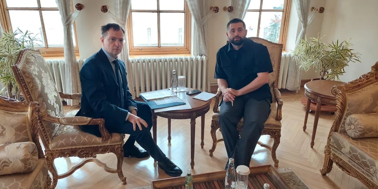 Представник&nbsp;РФ Володимир Мединський та&nbsp;Давид Арахамія на&nbsp;переговорах у&nbsp;Стамбулі, березень 2022 року (Фото: Михайло Подоляк/Twitter)
