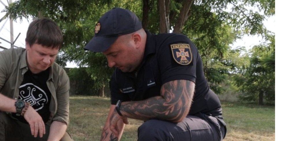 Дмитро Комаров з правоохоронцем на проєкті Світ навиворіт. Україна (Фото: Прес-служба 1+1 Україна)