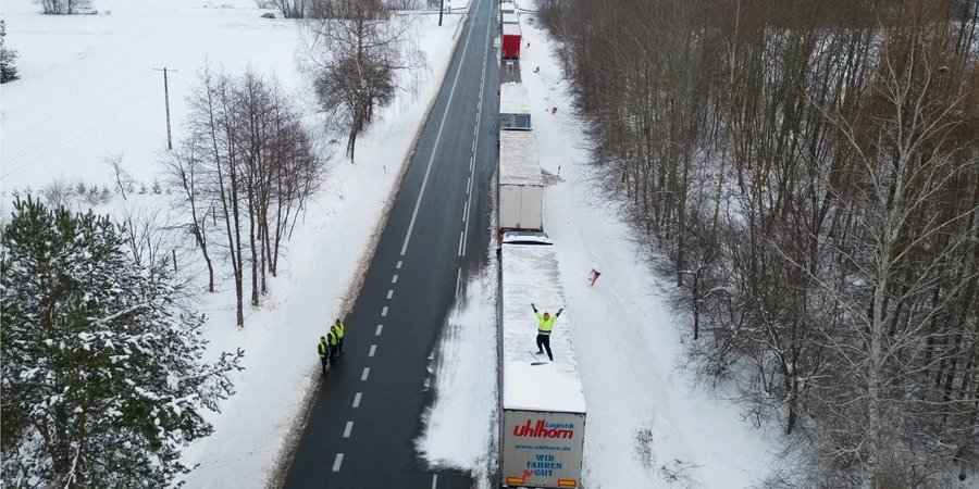 There are about 3300 trucks on the Polish-Ukrainian border (Photo: REUTERS/Kuba Stezycki)