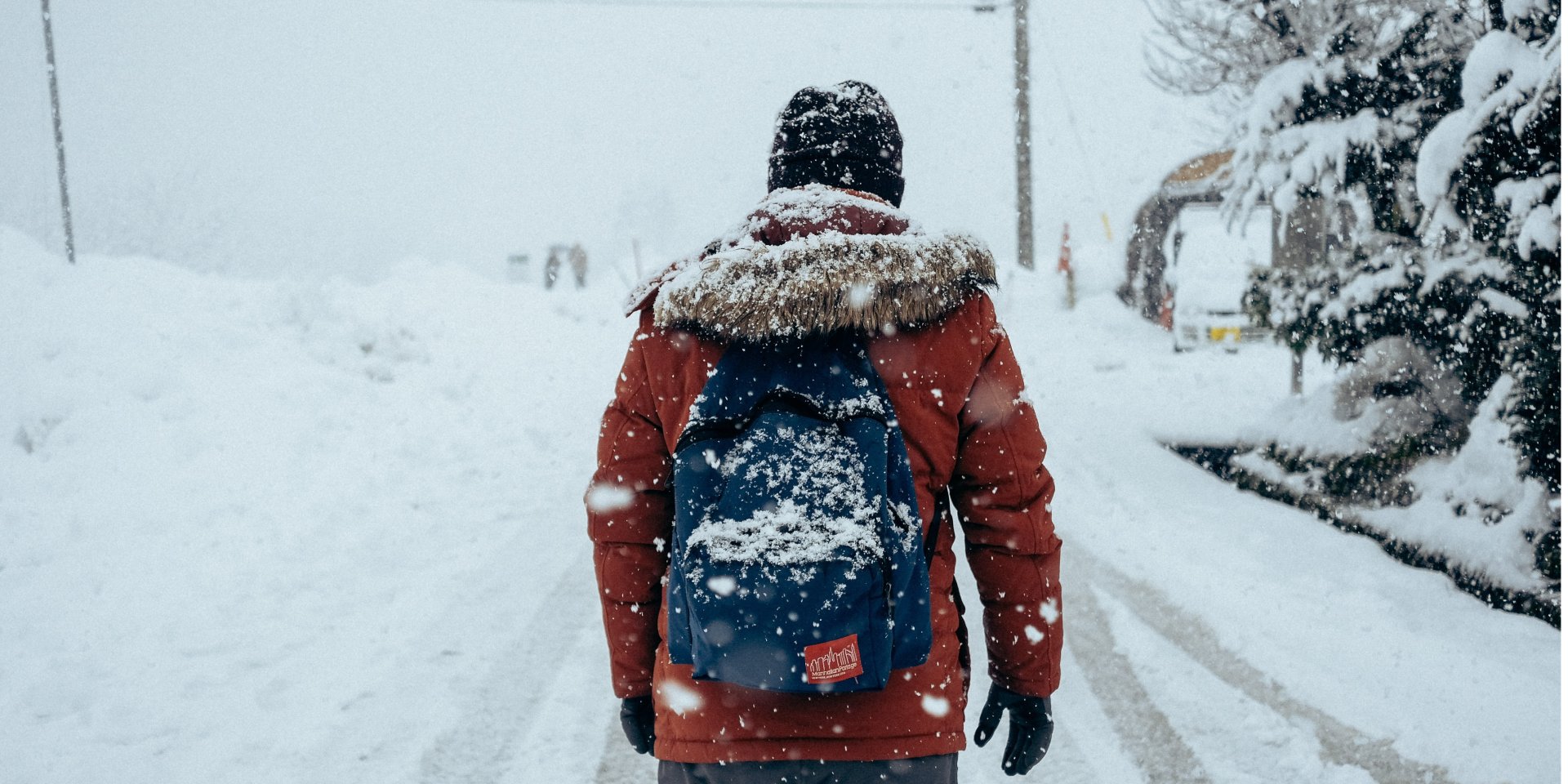 Деякі люди нехтують теплим одягом в імʼя стилю (Фото: Farrel Nobel/Unsplash)