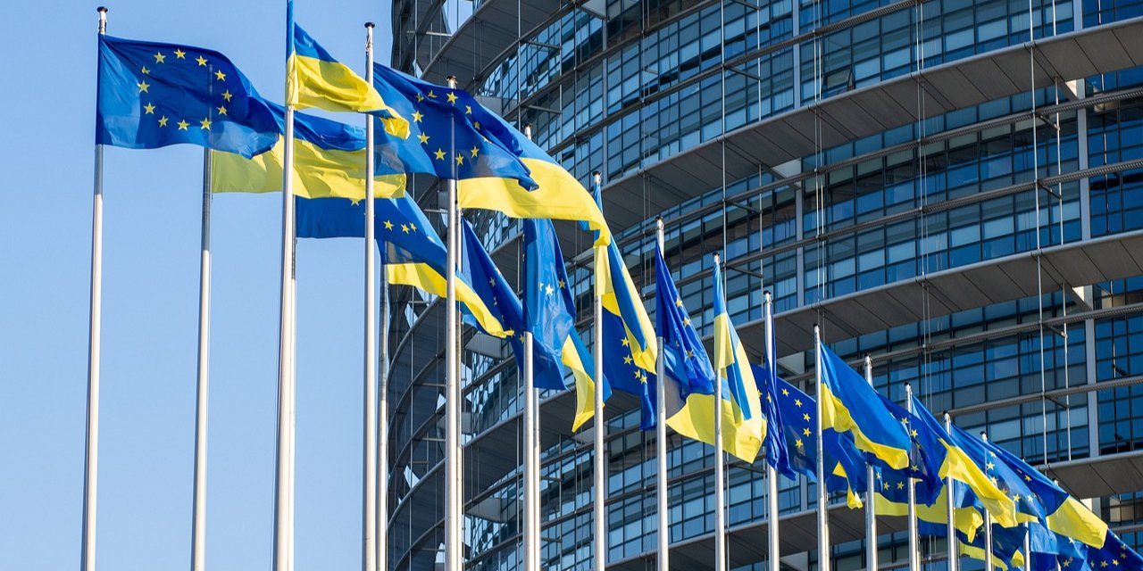 Flags of the European Union and Ukraine (Photo: Dušan Cvetanović / Pixabay)