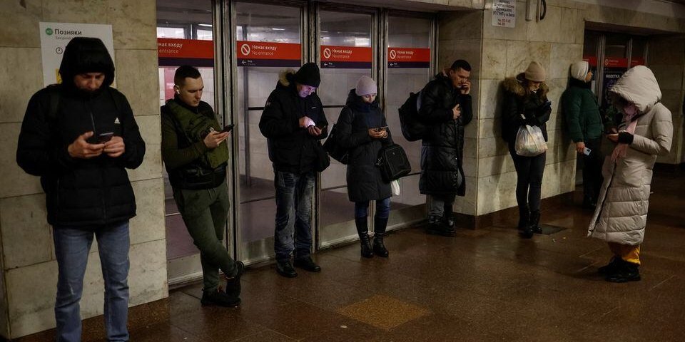 Люди в киевском метро (Фото: REUTERS/Valentyn Ogirenko)