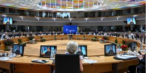 Учасники засідання Європейської ради слухають онлайн-звернення президента Володимира Зеленського перед голосуванням про відкриття переговорів про вступ України в ЄС, 14 грудня 2023 року (Фото:president.gov.ua)