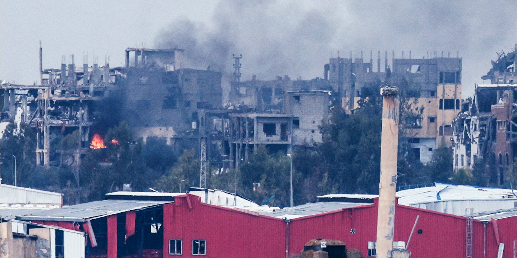 Дым поднимается на севере сектора Газа после авиаудара после авиаудара (Фото: REUTERS/Амир Коэн)
