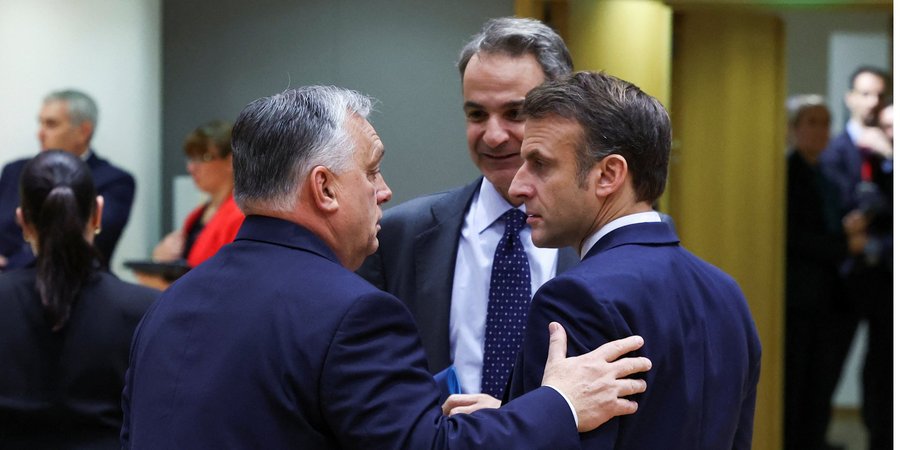 Прем'єр Угорщини Віктор Орбан спілкується з президентом Франції Еммануелем Макроном та прем'єром Греції Кіріакосом Міцотакісом на саміті ЄС у Брюсселі, 14 грудня 2023 року (Фото:REUTERS/Yves Herman)