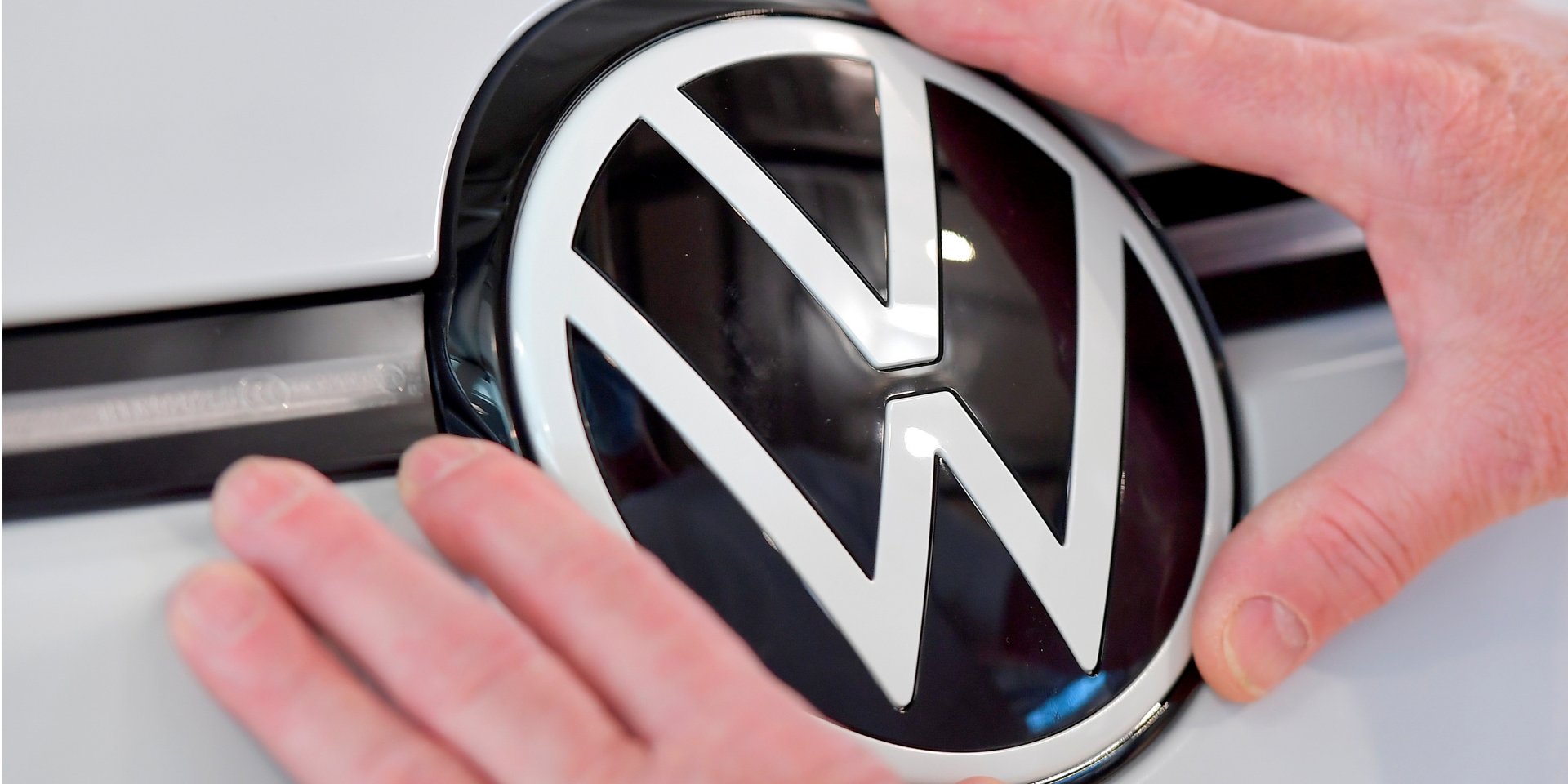Авто брендів Volkswagen заряджатимуться на Tesla Supercharger (Фото: REUTERS/Matthias Rietschel)