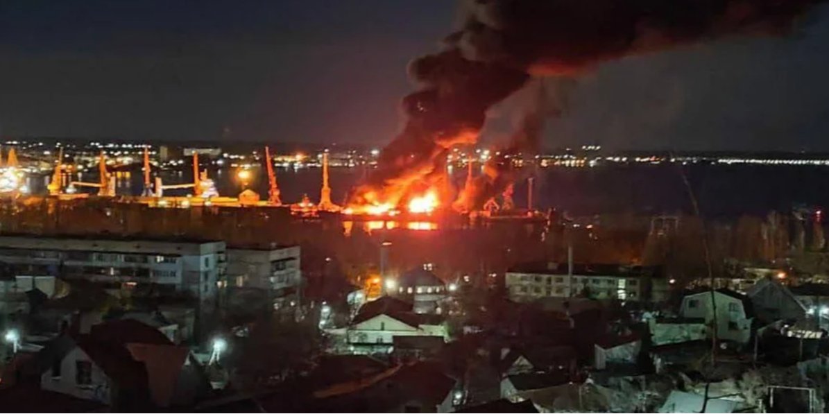 A large landing ship Novocherkassk burned down in the port of Feodosia (Photo: t.me/ButusovPlus)