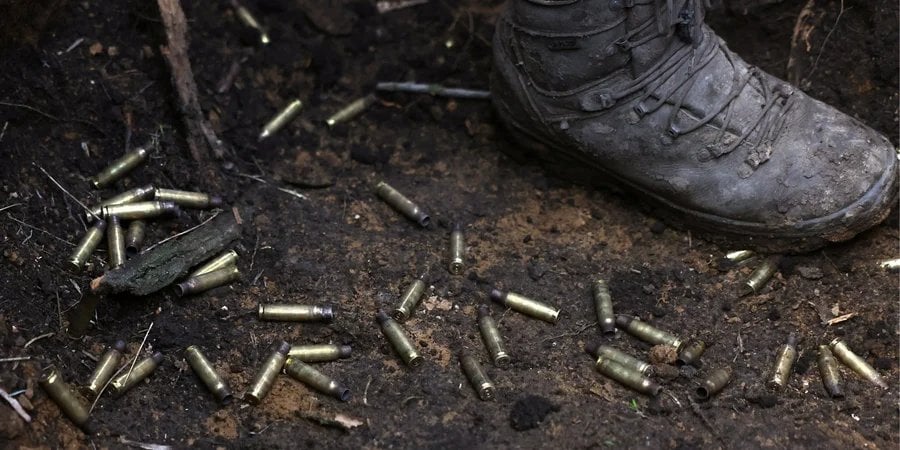 Shell casings on the ground in a trench near the frontline in the east (Photo: REUTERS/Kai Pfaffenbach)