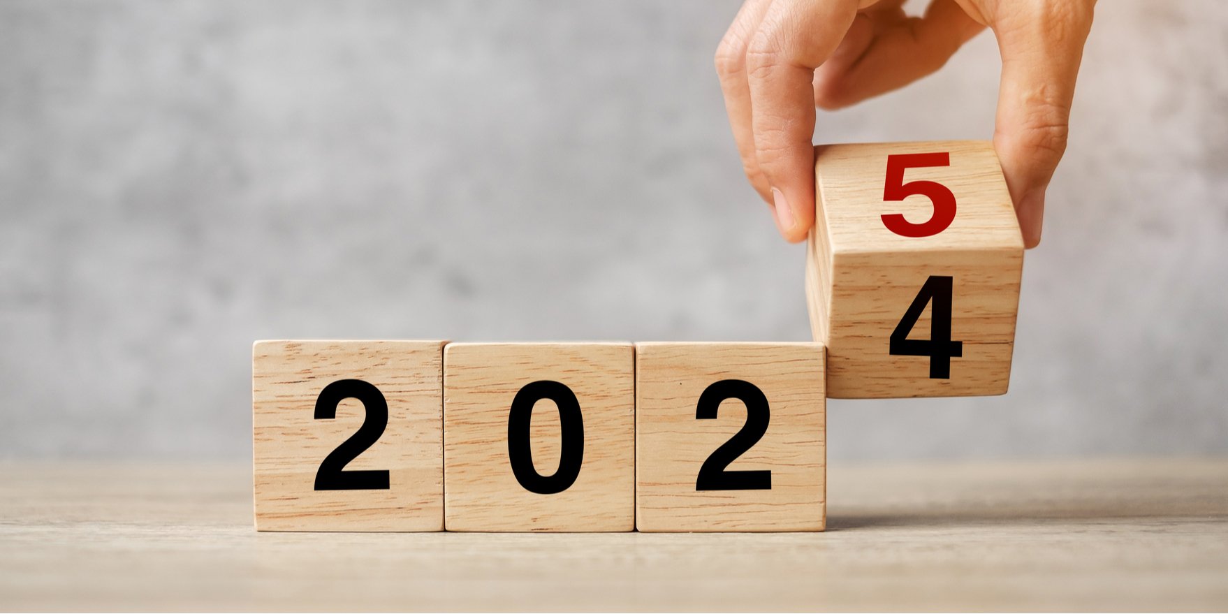 Поздравления на Новый год 2025 своими словами (Фото: JoPanuwatD/depositphotos)