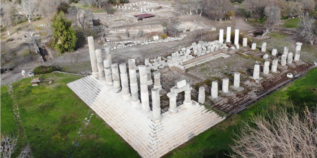 Археологи не ожидали увидеть склеп внутри храма (Фото: İHA)
