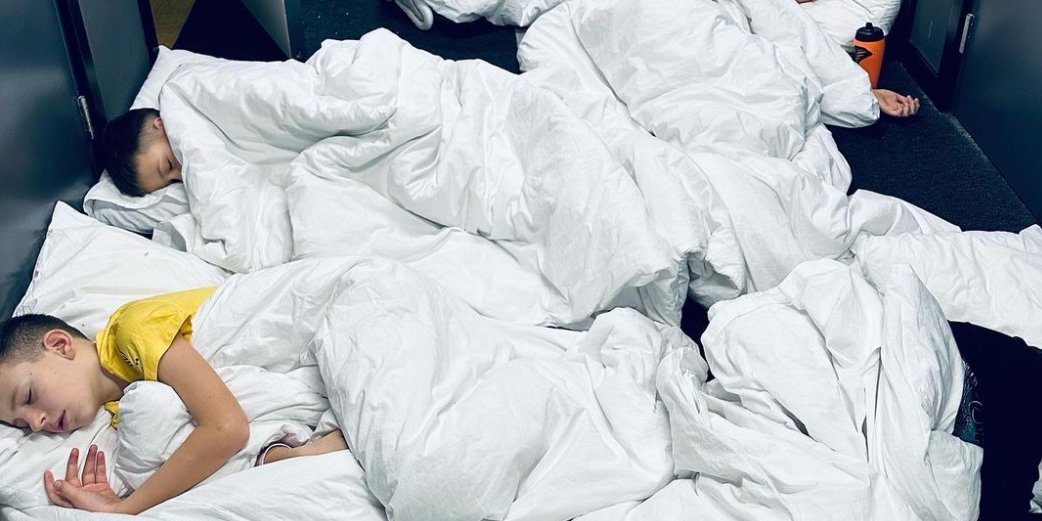 Вихованці футбольного табору тиждень ночують у коридорі (Фото: Instagram Povoroznyuk Dmytro)