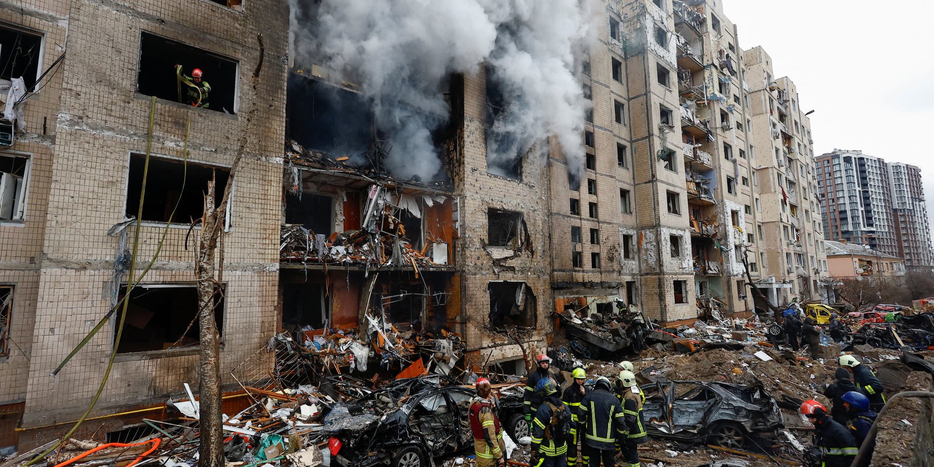 Consequences of the Russian shelling of the Solomyanskyi district of Kyiv (Photo: REUTERS/Valentyn Ogirenko)