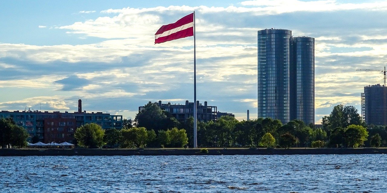 Flag of Latvia (Photo: Nico / Pixabay)