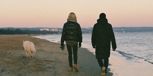Короткие прогулки уменьшают тягу к курению (Фото: pexels)