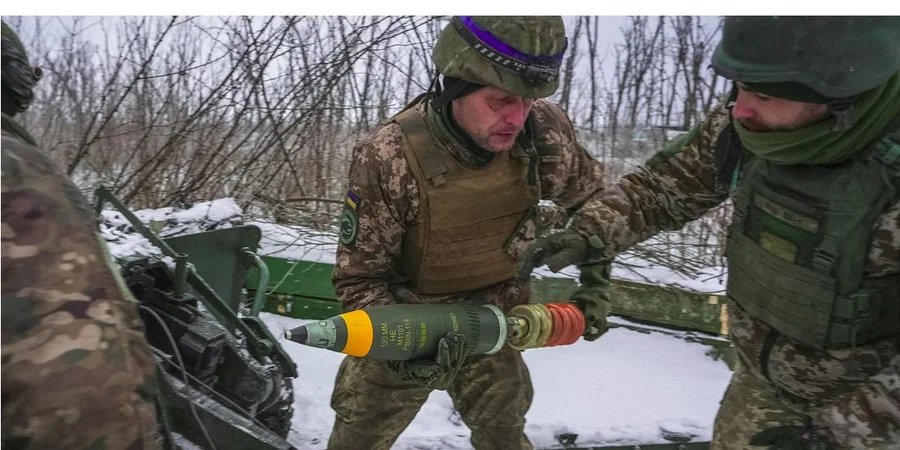 Ukrainian soldiers prepare to fire a 120-mm Nona-K mortar near Bakhmut, January 10, 2024 (Photo: REUTERS/Inna Varenytsia)