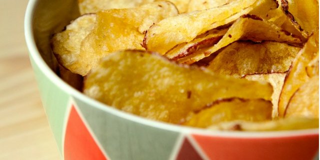 Невероятно вкусные и хрустящие домашние картофельные чипсы с хрустящей корочкой (Фото: Эмилиано Витториози / unsplash)
